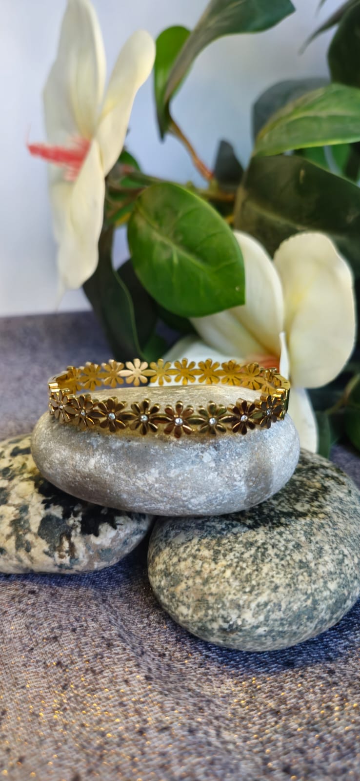 Daisy Flower with Zircons Handcuff