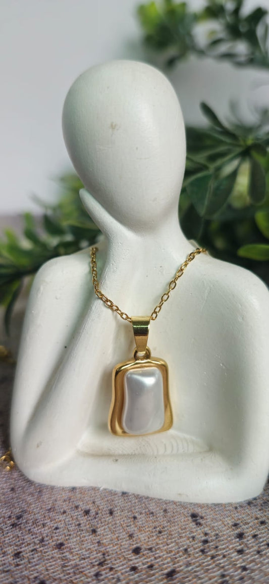 Luxury Irregular Pearl Pendant Necklace