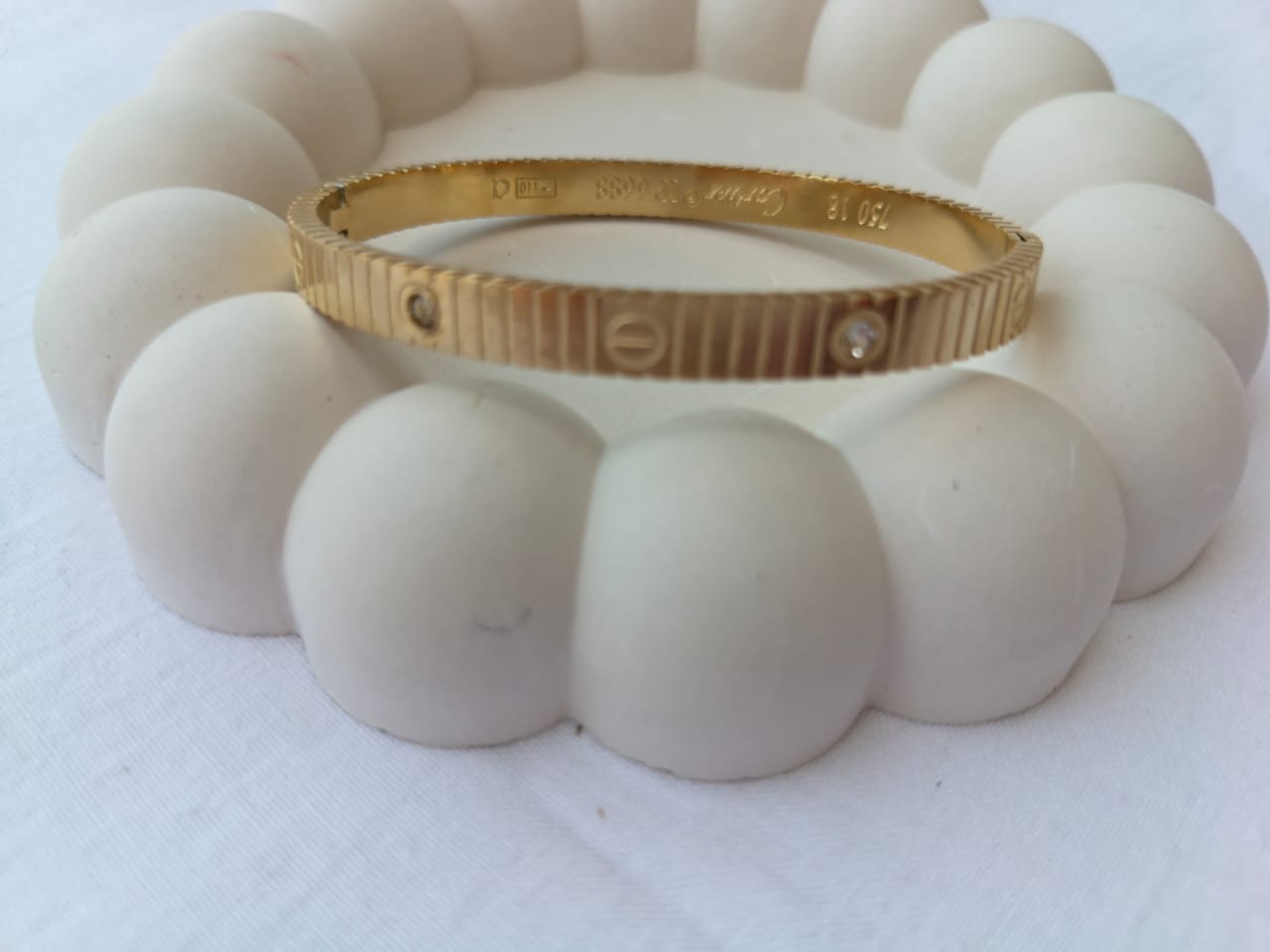 Luxury Ribbed Screw Motif Gold Bangle
