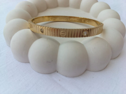 Luxury Ribbed Screw Motif Gold Bangle