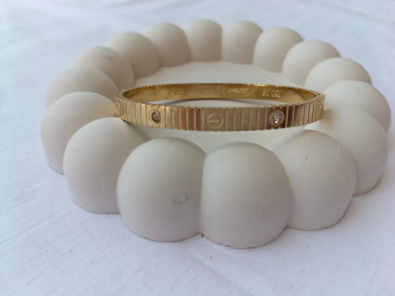 Luxury Ribbed Screw Motif Gold Bangle