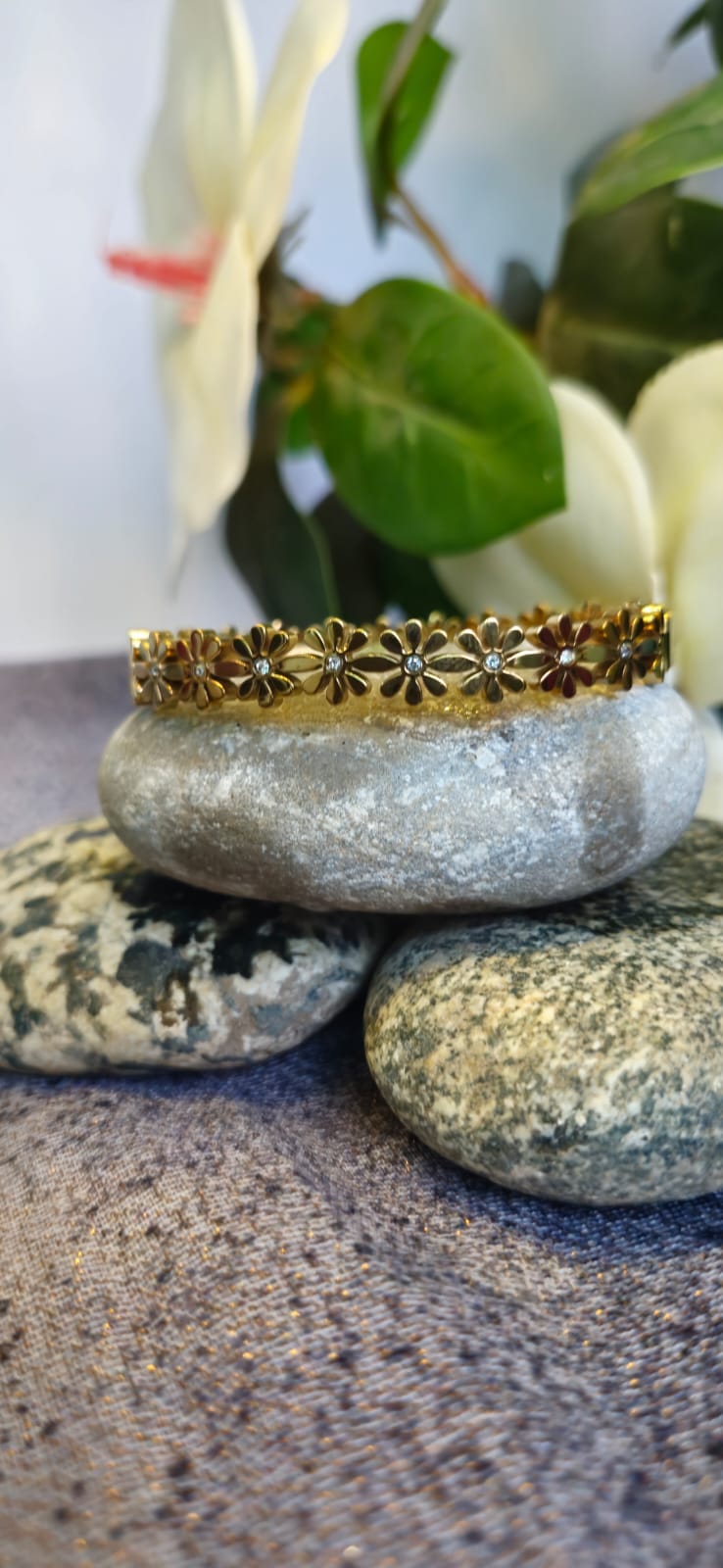 Daisy Flower with Zircons Handcuff